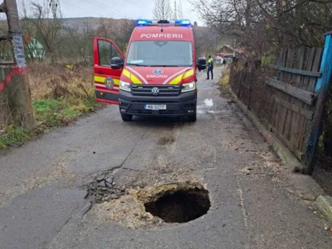 Spitalizați după ce au căzut într-o groapă din asfalt
