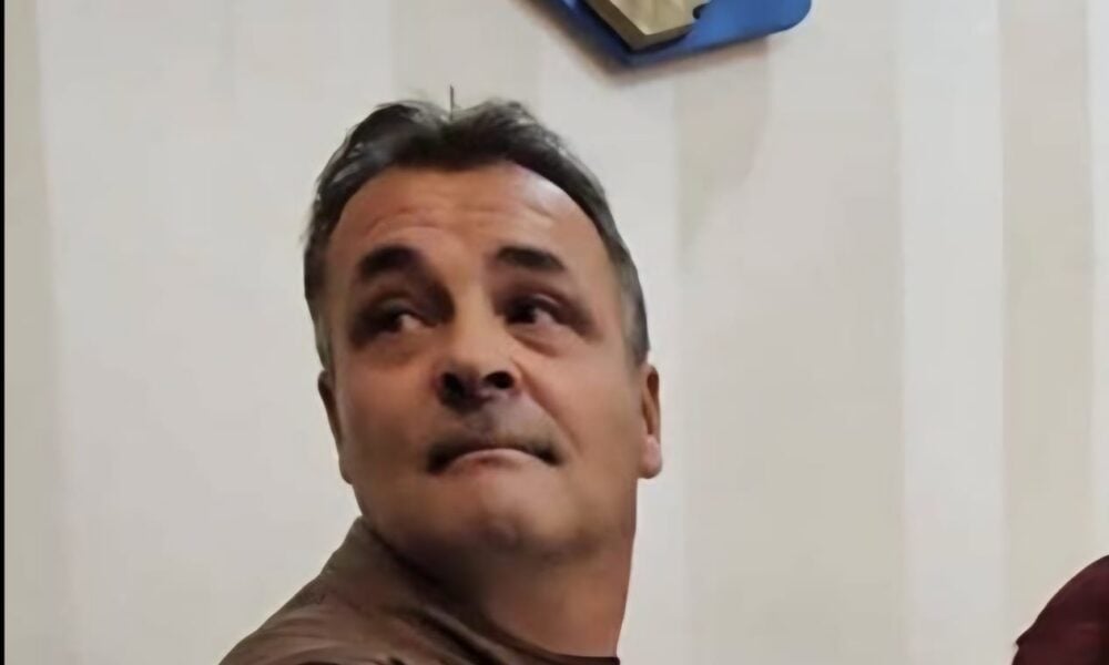 Un primar a postat fotografii în care încerca să agreseze o angajată