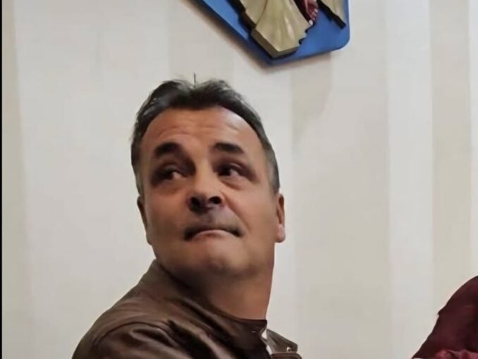 Un primar a postat fotografii în care încerca să agreseze o angajată