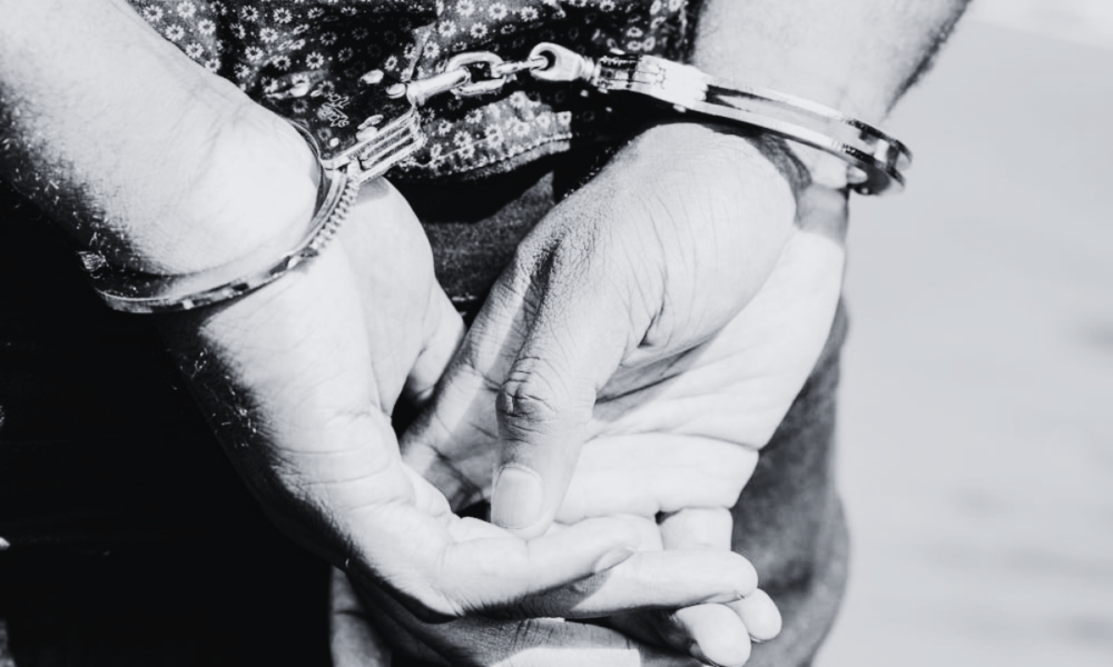 Un șofer băut și drogat a lovit mașina Poliției