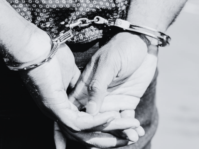 Un șofer băut și drogat a lovit mașina Poliției