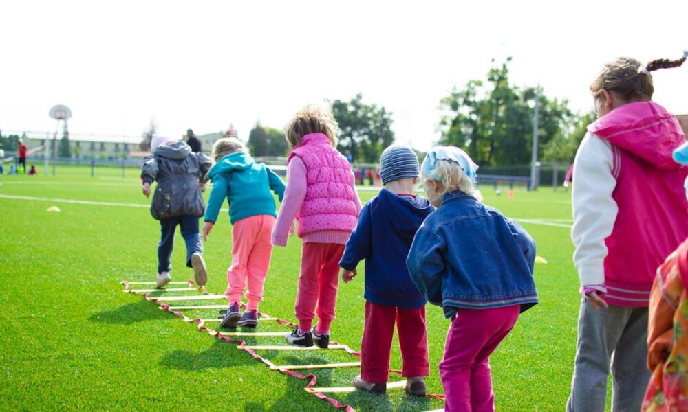 “Bani în plic la școală”. Cât plătesc părinții pentru “Școala Altfel” și “Săptămâna Verde”