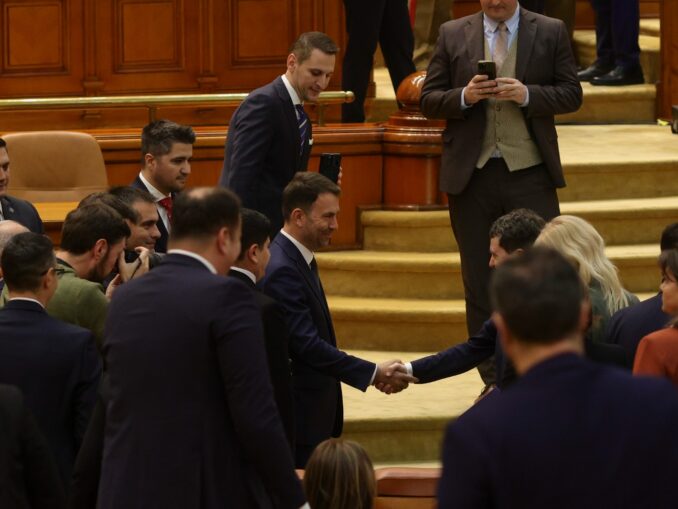 REPORTAJ Ce nu s-a văzut din vizita lui Nicușor Dan în plen: țipete, huiduieli și campanie