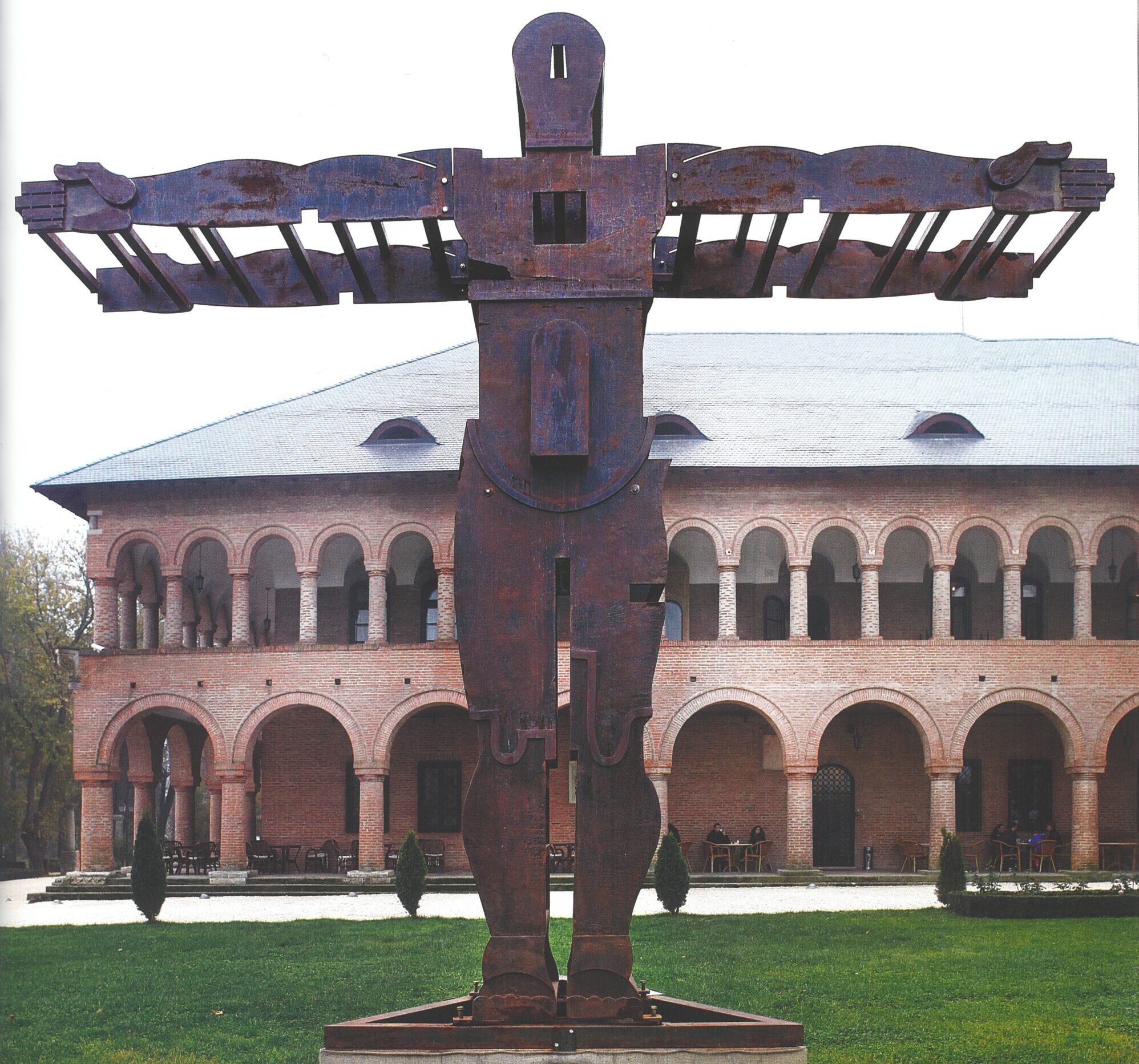 Un urmaș al Omului Vitruvian pe platoul Luncanilor