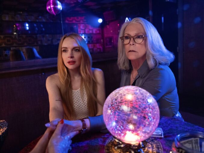 Jamie Lee Curtis și Lindsay Lohan fac din nou schimb de vieți în „Vinerea și Mai Trăznită”