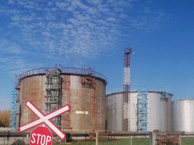 Mii de tone de azotat de amoniu, depozitate ilegal. Firme amendate de Garda de Mediu