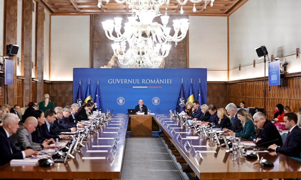 Ce studii au miniștrii din Guvernul Bolojan. Unul are licență doar la privat. Opt sunt doctori