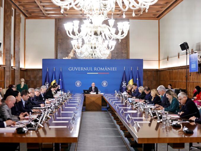 Ce studii au miniștrii din Guvernul Bolojan. Unul are licență doar la privat. Opt sunt doctori