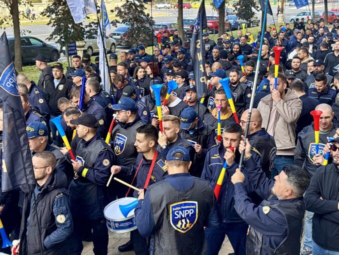 Polițiștii de penitenciare protestează
