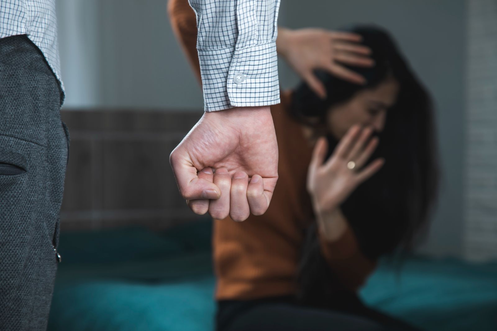 Bărbați reținuți pentru violență domestică. Și-au agresat mama, fiica și soția