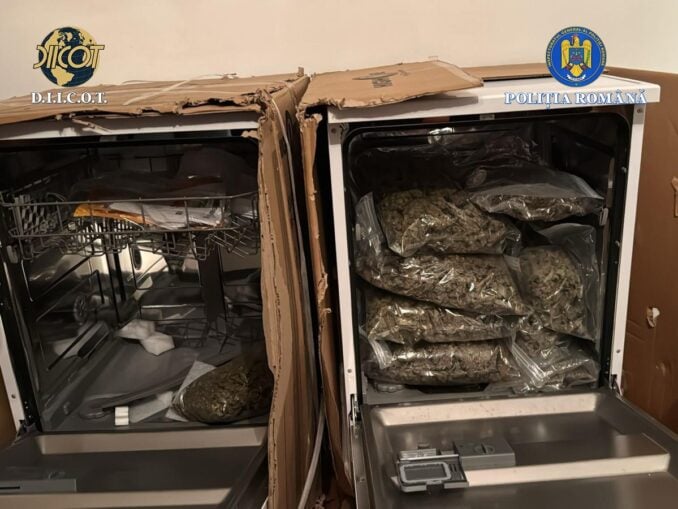Pachete cu droguri, în mașina de spălat vase. 12 persoane audiate