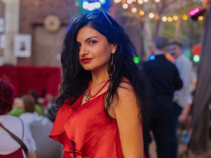 „Cafea la ibric. Poezie. Fără asta sunt aproximativ inutilă” – INTERVIU Ligia-Verkin Keșișian, poetă