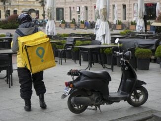 Mizerie și gândaci, descoperite de inspectorii ANPC în gențile livratorilor de mâncare