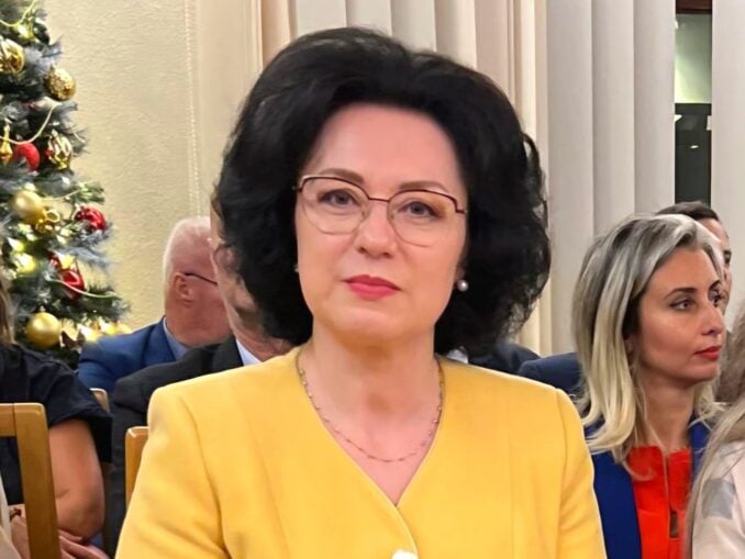 Luciana Antonici, consilier al premierului, desființează programa la limba română pentru clasa a IX-a