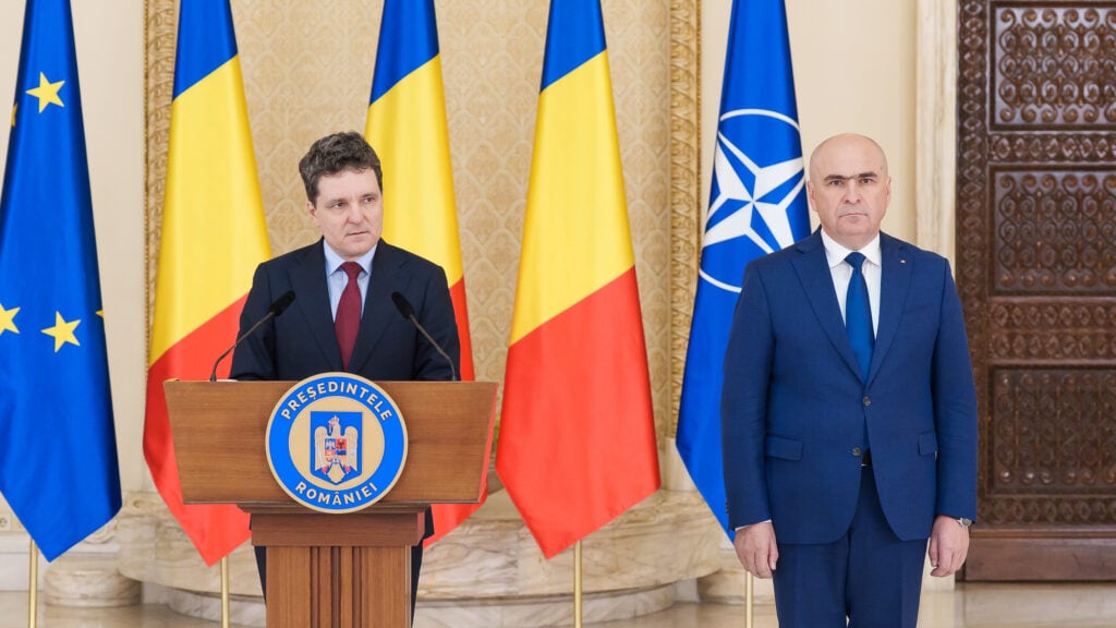 Meciul Bolojan-Nicușor: premierul marchează! De la „Pas cu Pas” la „Nu va fi ușor”. România a ieșit din deceniul liniștii și a intrat în războiul pentru 2030!