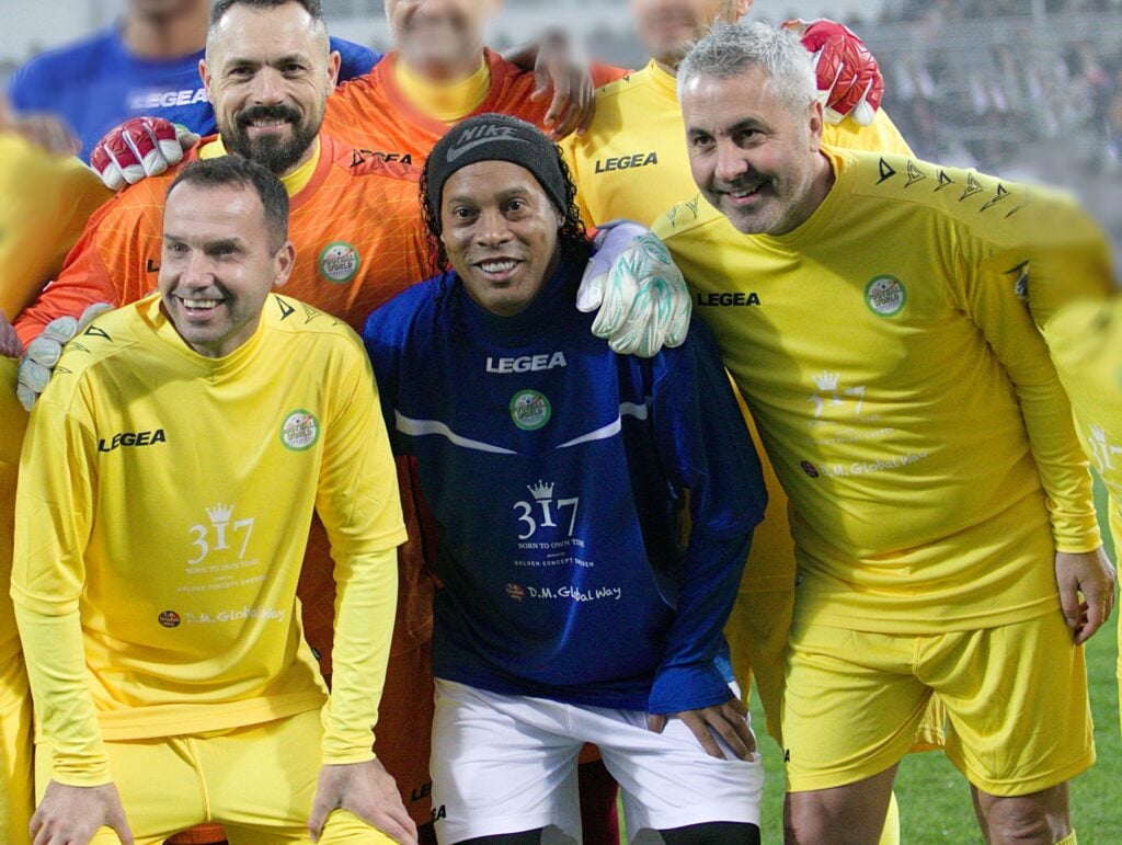 Ronaldinho cu Sorin Paraschiv și alți fotbaliști FOTO Florin Băltățoiu