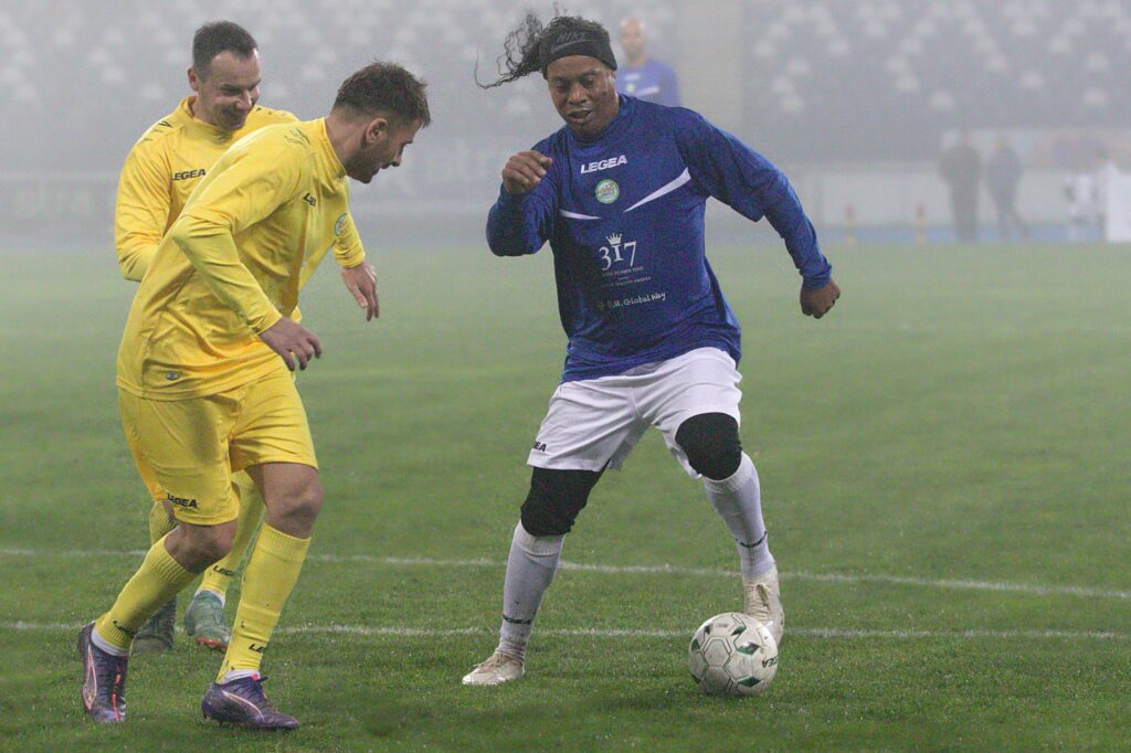 Ronaldinho în timp ce driblează FOTO Florin Băltățoiu