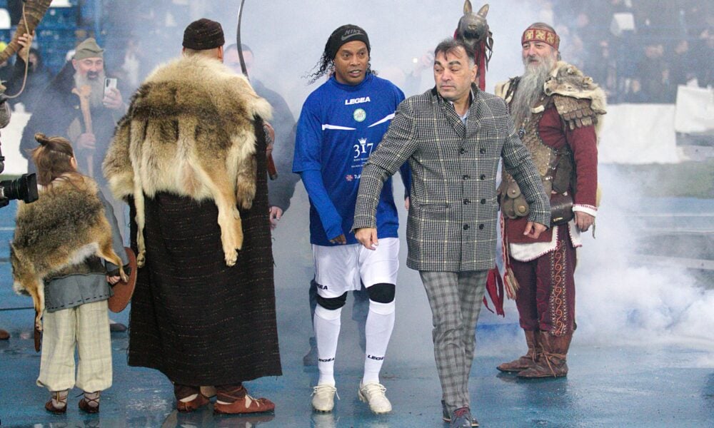 Fotoreportaj. Ronaldinho, primit la Iași de Ștefan cel Mare, Burebista și politruci locali. Brazilianul a încântat