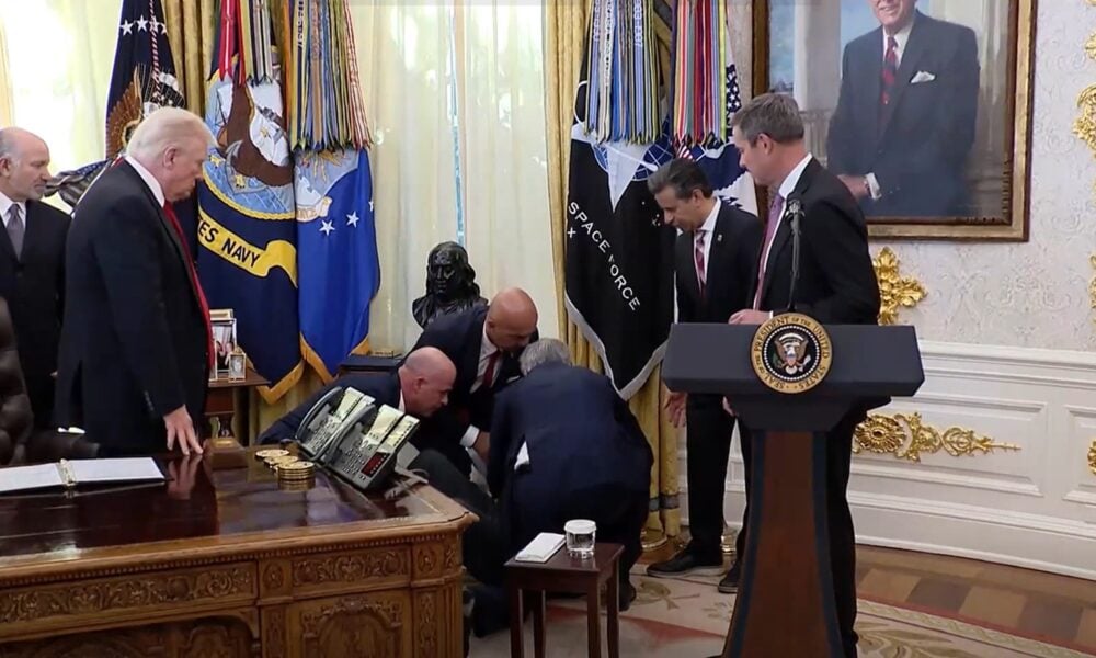 VIDEO Un mare CEO din SUA a leșinat la Donald Trump în Biroul Oval