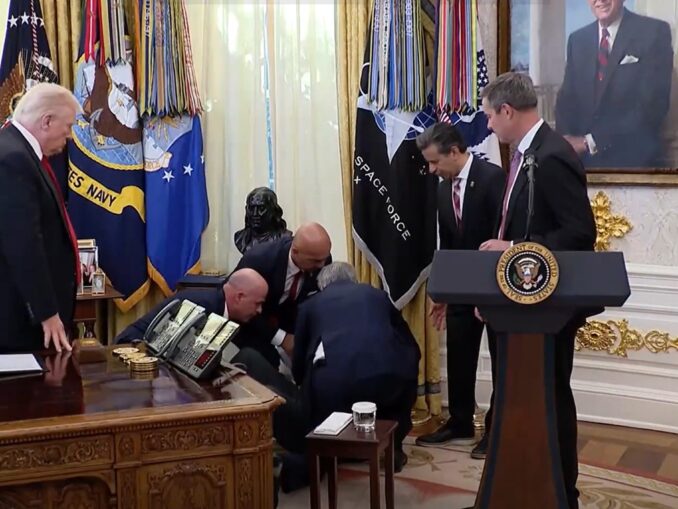 VIDEO Un mare CEO din SUA a leșinat la Donald Trump în Biroul Oval