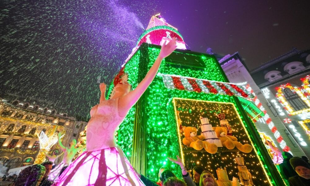 Dorel a montat bradul de Crăciun din Suceava. Apoi l-a demontat