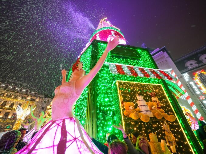 Dorel a montat bradul de Crăciun din Suceava. Apoi l-a demontat