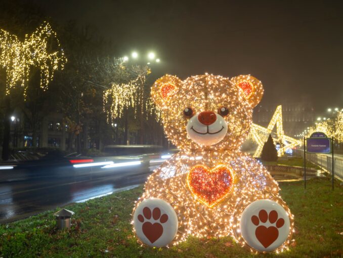 Sâmbătă seară se aprind luminiţele de sărbători în Capitală. Trei târguri de Crăciun