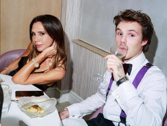 Victoria Beckham cântă „Viva Forever” alături de fiul ei