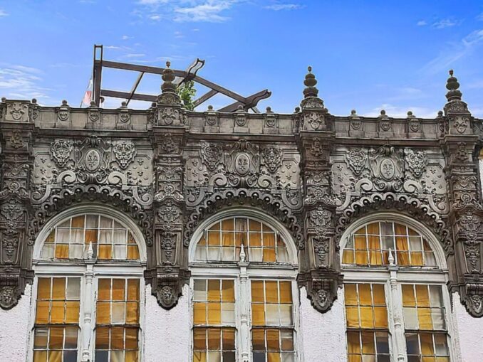 Vila unei vedete, amenajată într-o biserică. Imagini spectaculoase