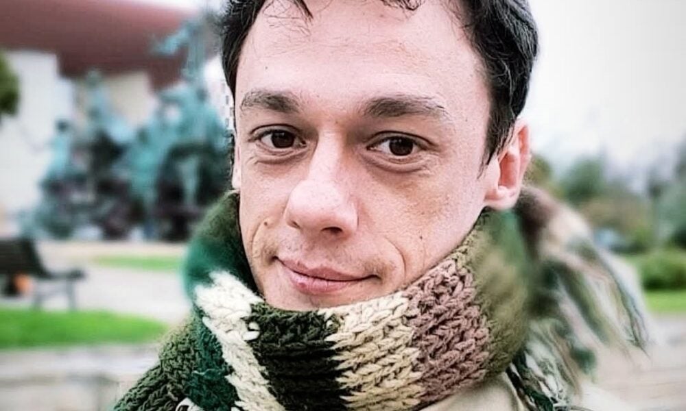 INTERVIU „Visam să mă fac arab pentru că auzeam de la părinți că arabii au bani și o duc bine” – Vlad Logigan, actor