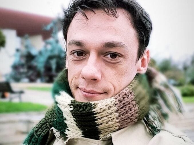 INTERVIU „Visam să mă fac arab pentru că auzeam de la părinți că arabii au bani și o duc bine” – Vlad Logigan, actor