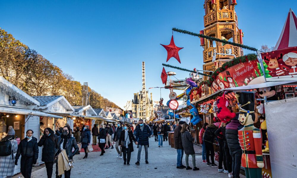 Parisul se pregătește să strălucească din nou. Se deschid târgurile de Crăciun