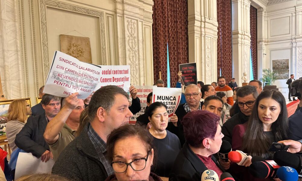 Angajații din Parlament protestează la ușa biroului lui Grindeanu – VIDEO