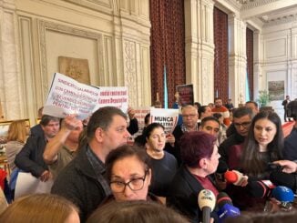 Angajații din Parlament protestează la ușa biroului lui Grindeanu – VIDEO