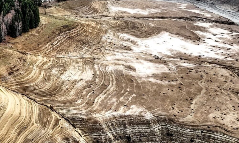 Lacul Vidraru golit după aproape 60 de ani. Conspirațiile din jurul demersului