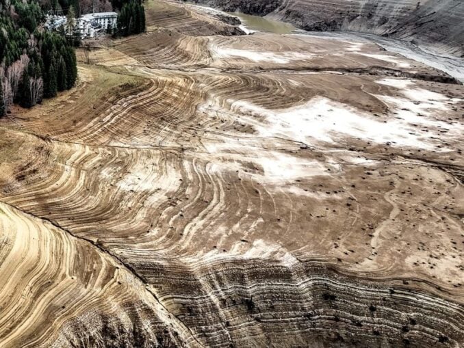 Lacul Vidraru golit după aproape 60 de ani. Conspirațiile din jurul demersului