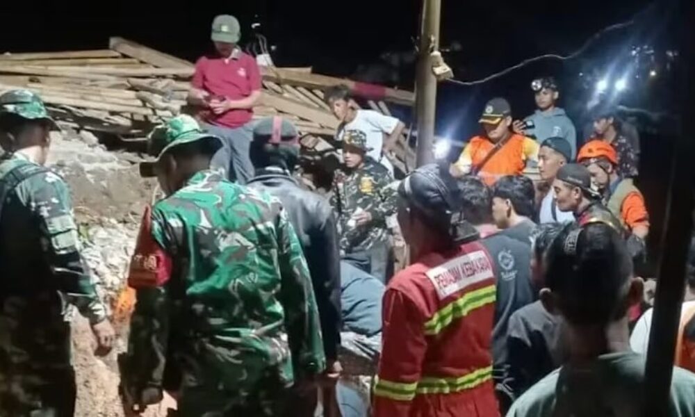 Doi morţi şi 21 de dispăruţi în urma unei alunecări de teren în Indonesia