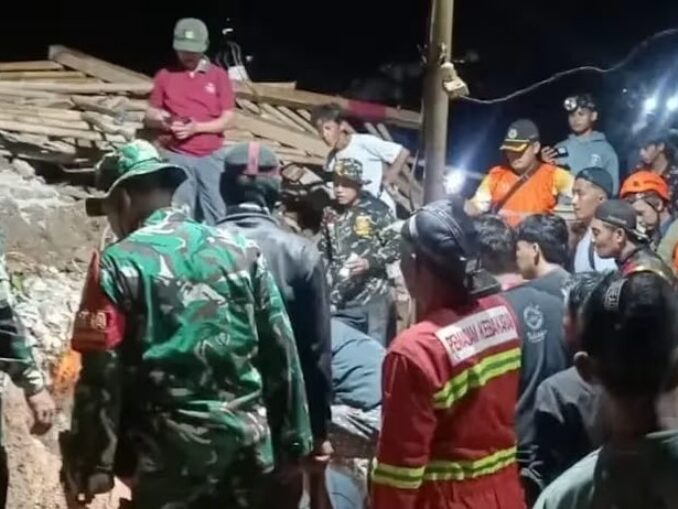 Doi morţi şi 21 de dispăruţi în urma unei alunecări de teren în Indonesia