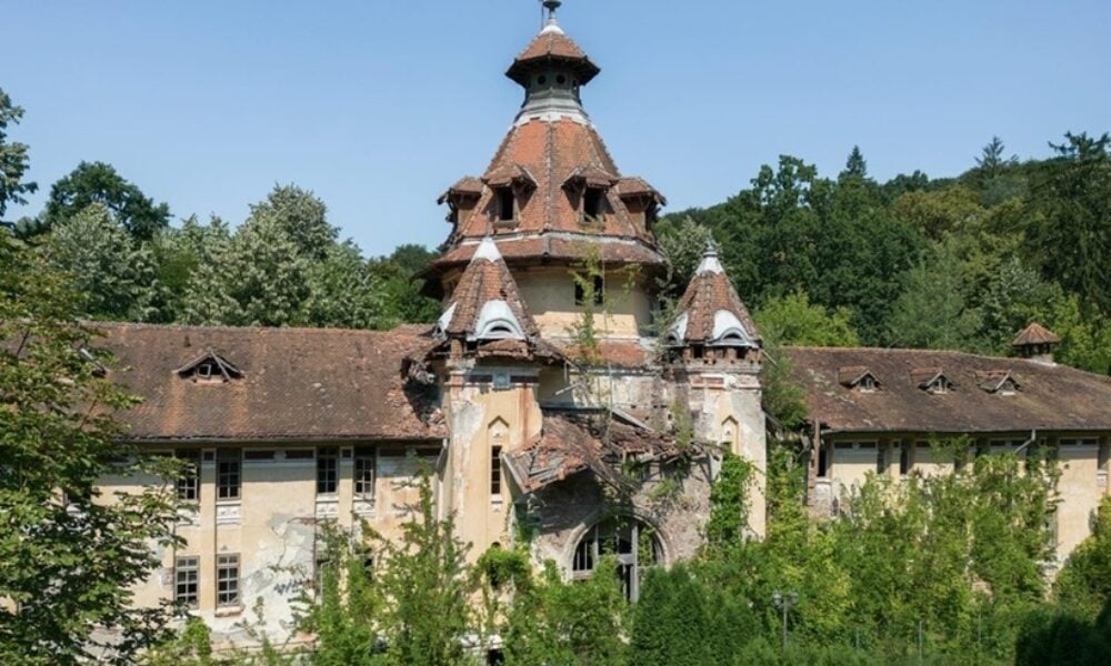 Apel pentru salvarea urgentă a clădirilor emblematice din Băile Govora