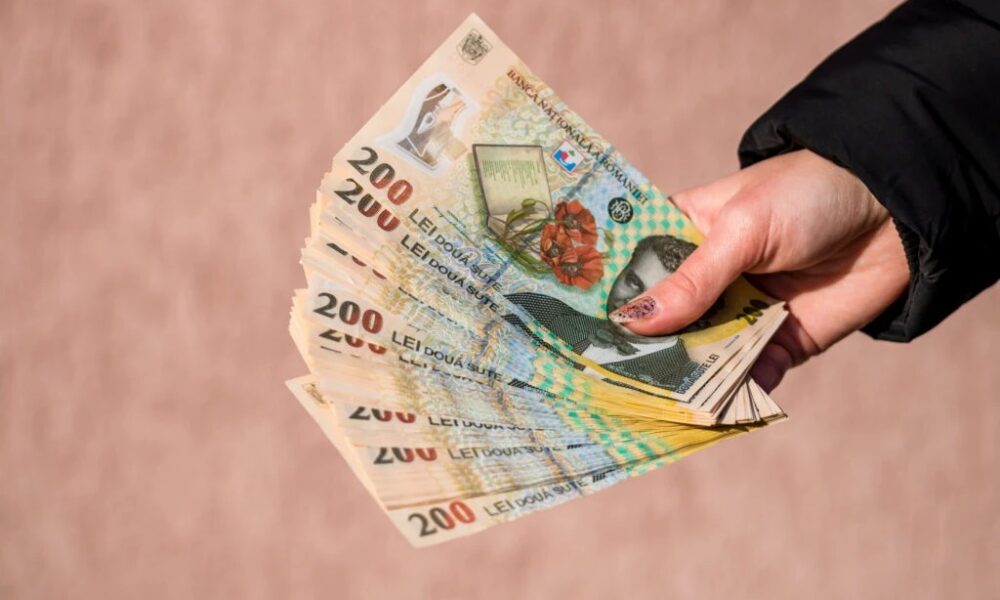 Bolojan trimite tinerii la muncă. Să-i convingă, le dă mii de lei pe lună de la stat