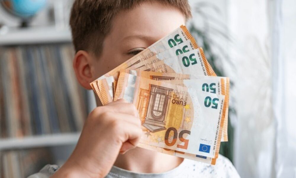 Copil sărac, părinți bogați. Câți bani ar trebui să primească tinerii de la mama și tata?