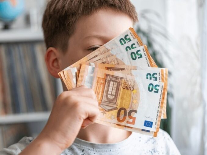 Copil sărac, părinți bogați. Câți bani ar trebui să primească tinerii de la mama și tata?