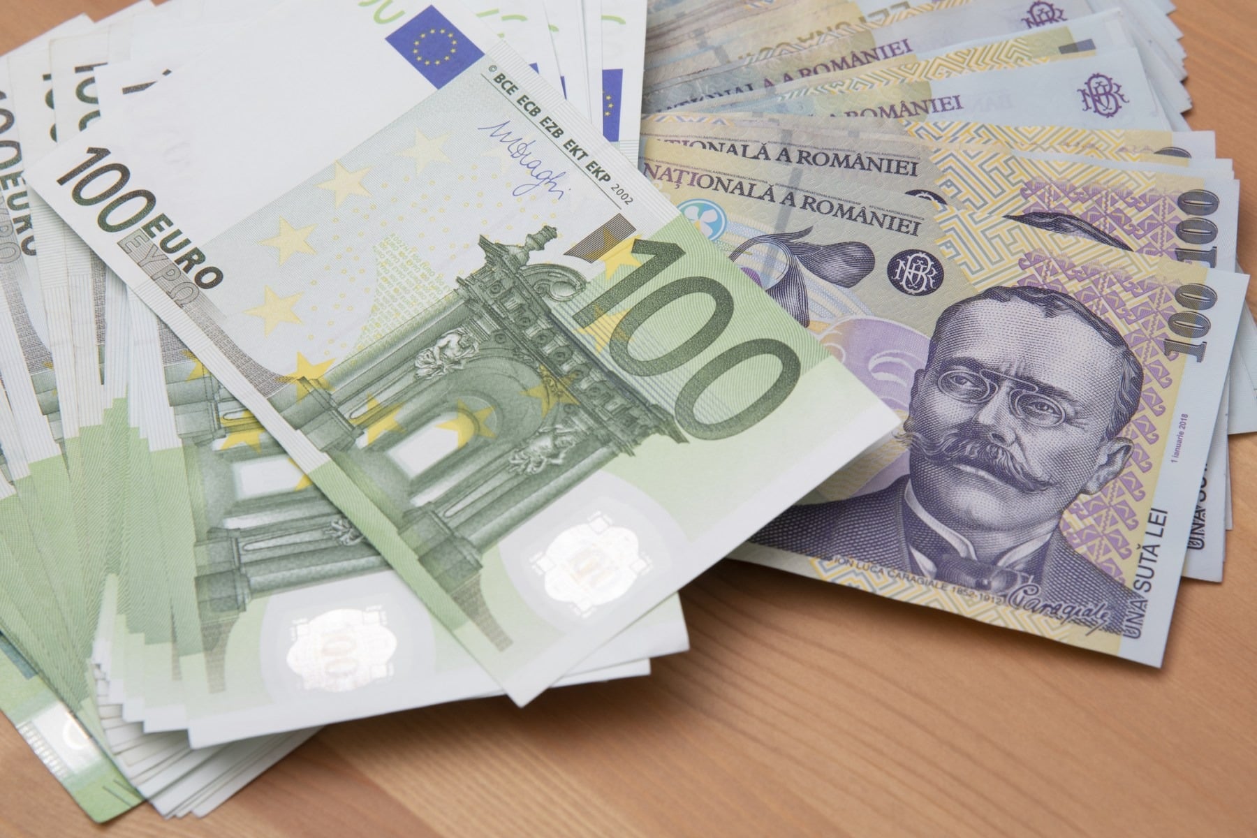 Leul la pământ. Euro a depășit pragul istoric