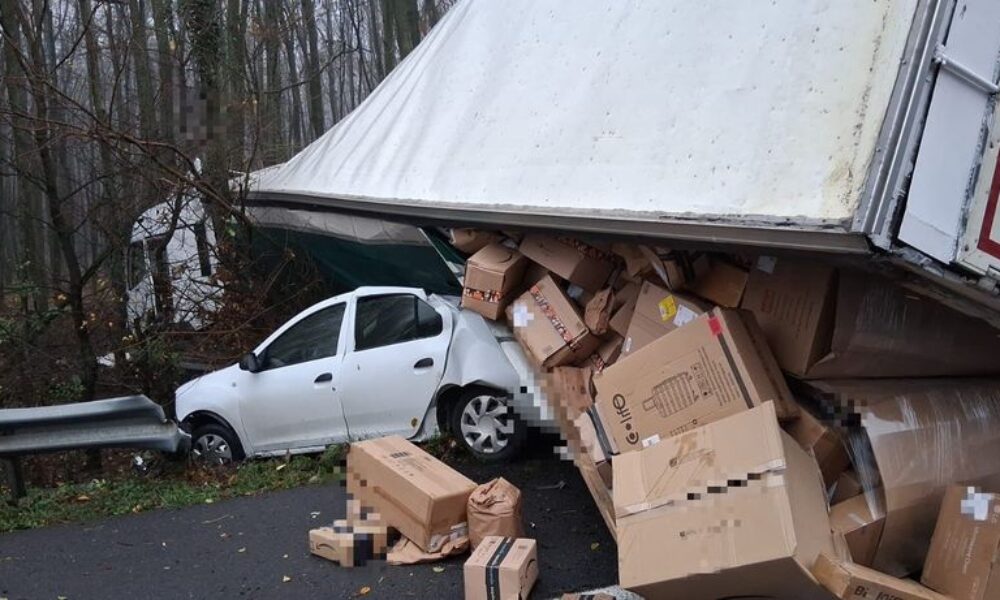 Un TIR care transporta colete s-a răsturnat peste o mașină de pe banda de urgențe FOTO