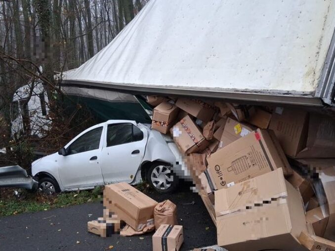 Un TIR care transporta colete s-a răsturnat peste o mașină de pe banda de urgențe FOTO