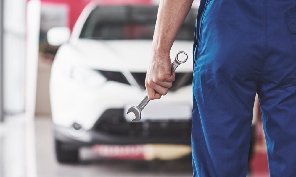 Muncești o lună să-ți pregătești mașina de iarnă. Prețurile service-urilor auto au bubuit