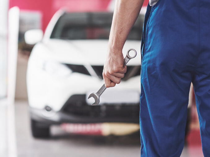 Muncești o lună să-ți pregătești mașina de iarnă. Prețurile service-urilor auto au bubuit