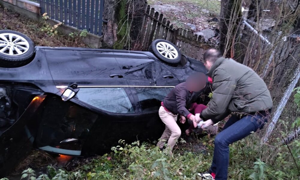 Au văzut în oglindă cum o mașină cade de pe pod  