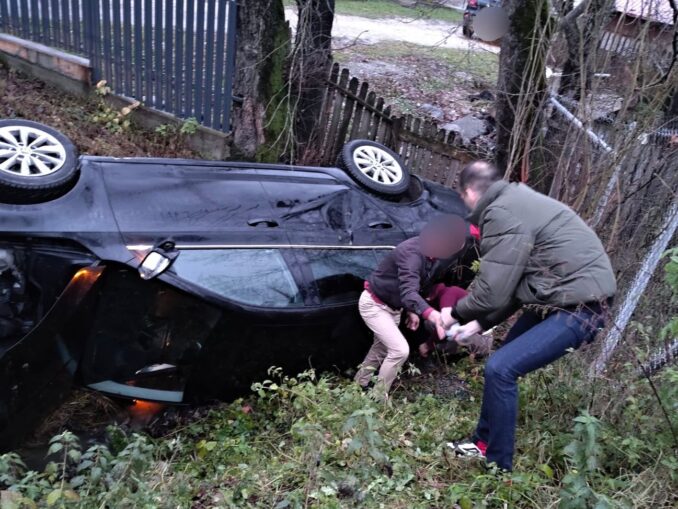 Au văzut în oglindă cum o mașină cade de pe pod  