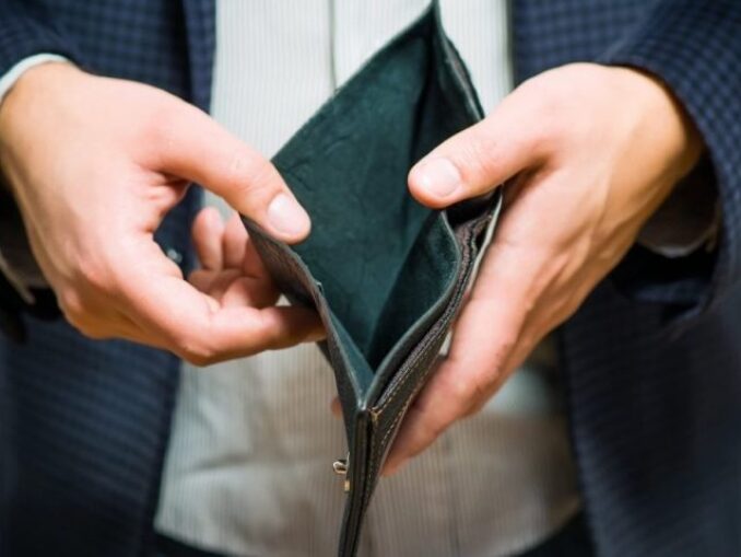 Au făcut 33 de tranzacții frauduloase cu un card furat